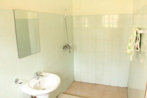 Habitación doble estándar, 1 cama matrimonial | Baño | Regadera, amenidades de baño gratuitas, secadora de cabello, pantuflas 