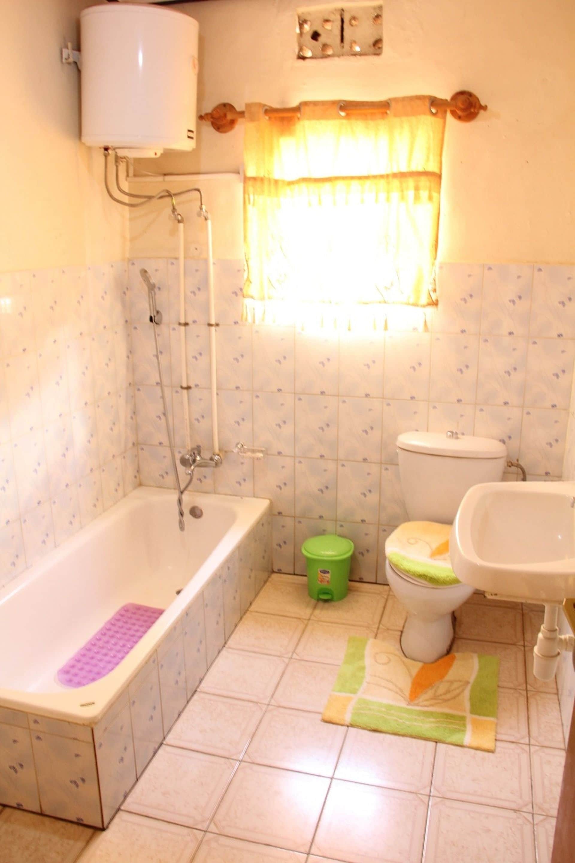 standard double room, 1 double bed | bathroom | shower, free toiletries, hair dryer, slippers