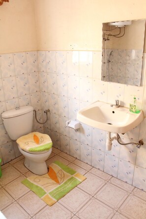 Habitación doble estándar, 1 cama matrimonial | Baño | Regadera, amenidades de baño gratuitas, secadora de cabello, pantuflas 