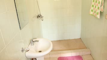 Habitación estándar doble, 1 cama doble | Baño | Ducha, artículos de higiene personal gratuitos y secador de pelo