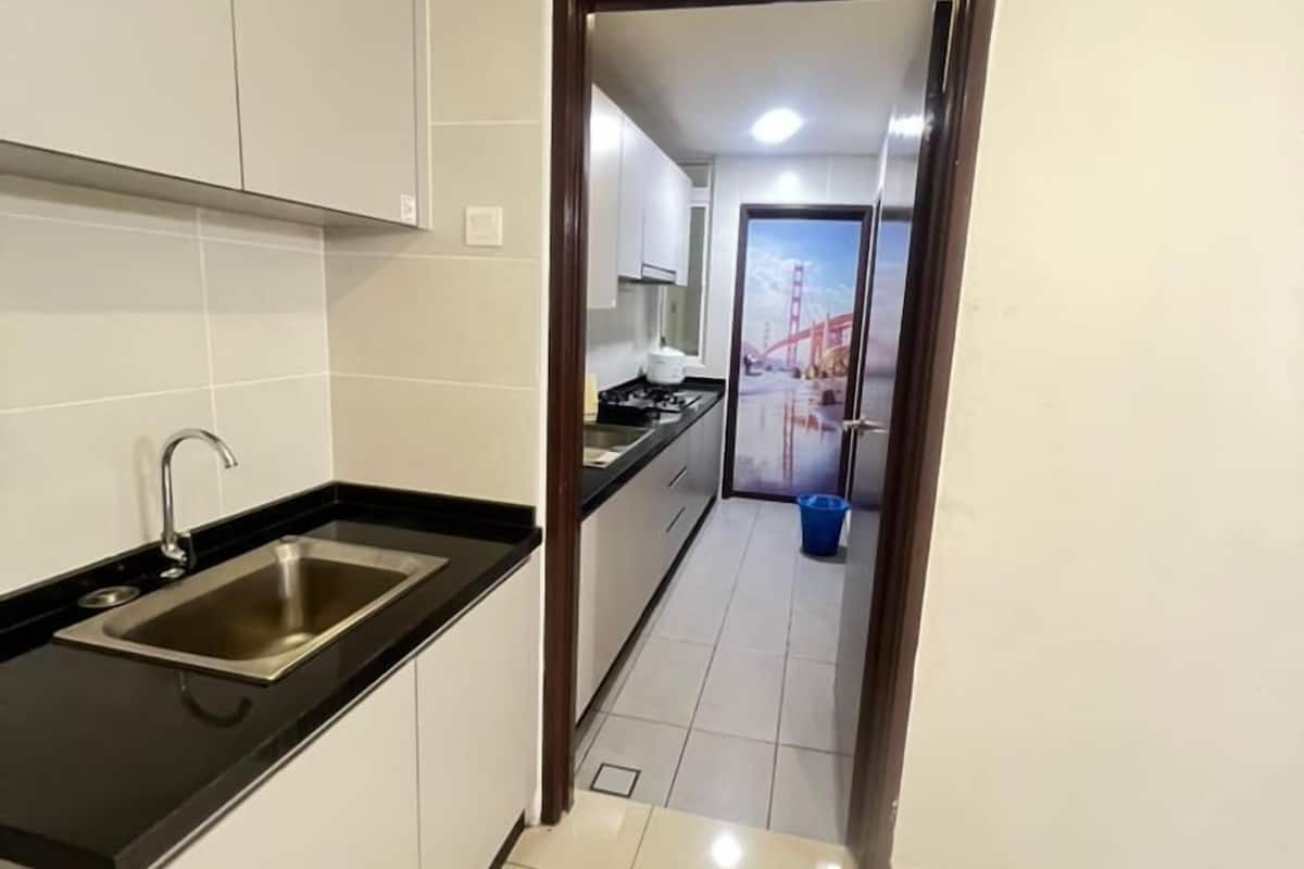 superior apartment | private kitchen | electric kettle, cookware/dishes/utensils
