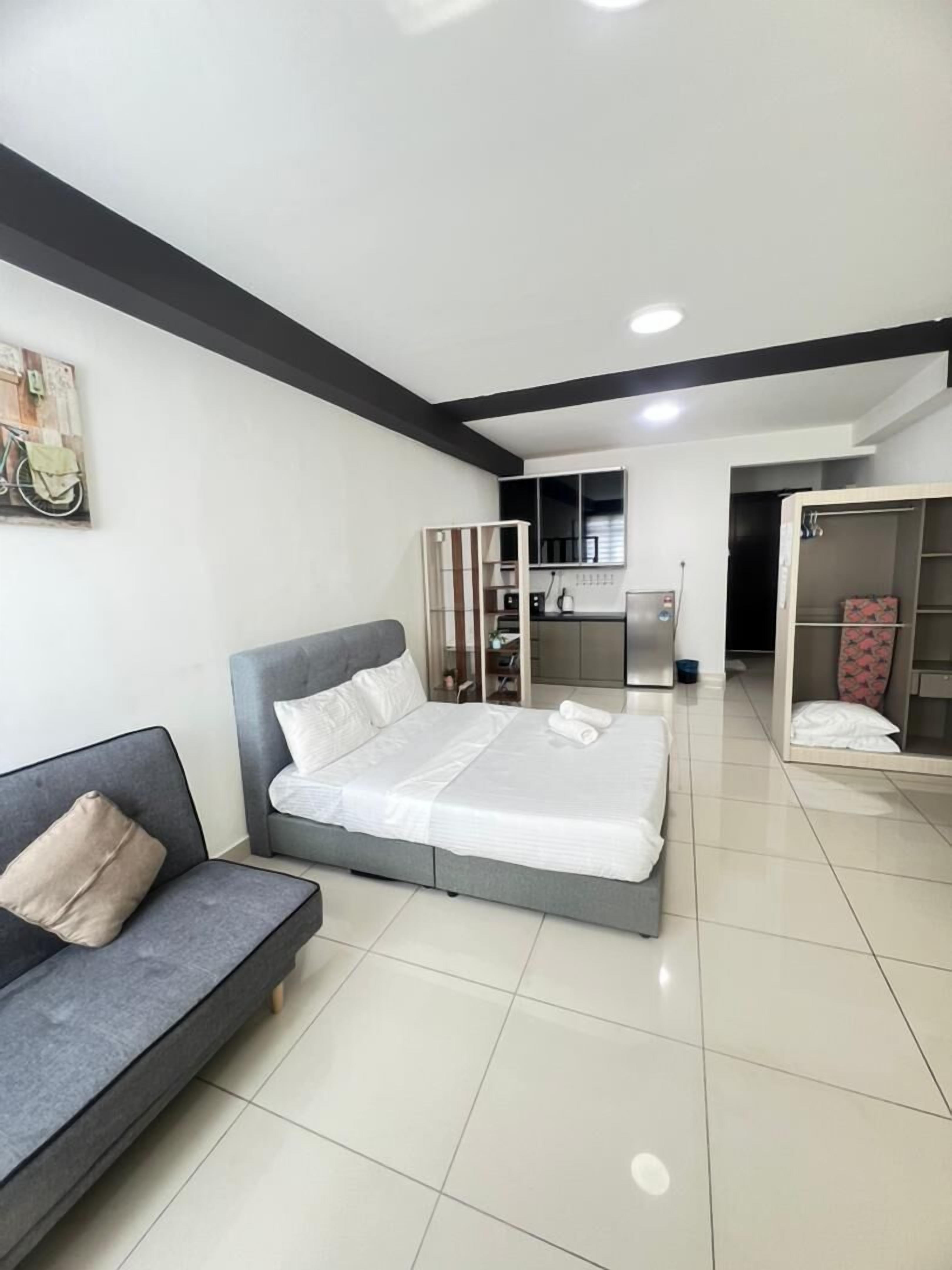 Suite estudio empresarial | Decoración personalizada, muebles diferentes y cortinas blackout 