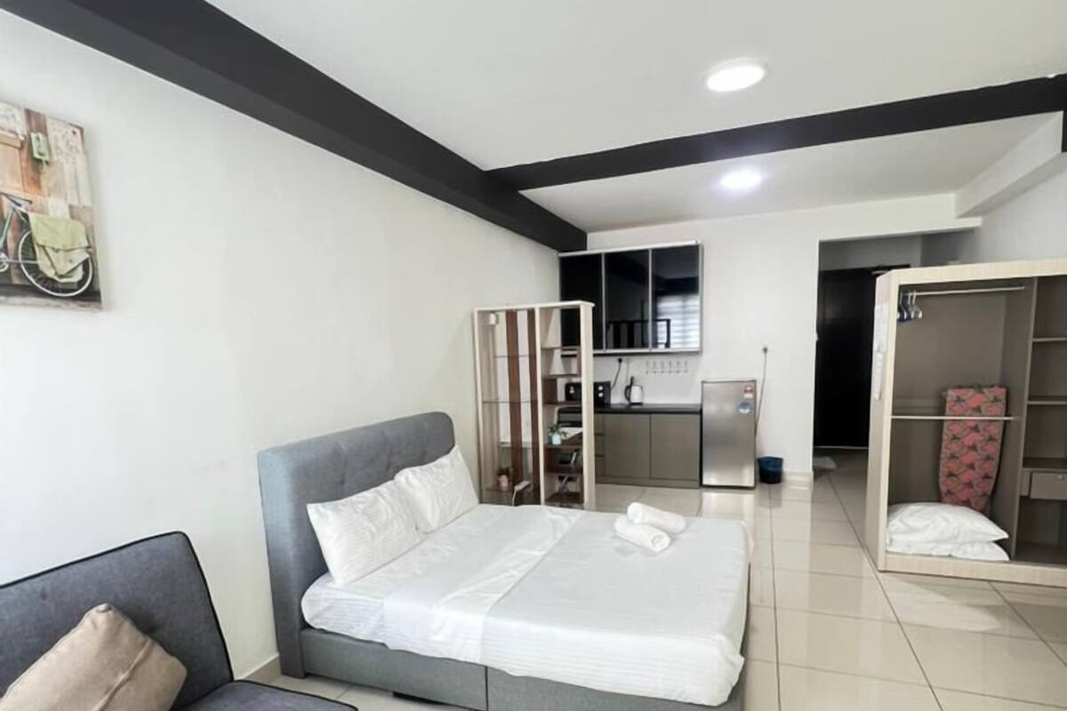 Suite estudio empresarial | Decoración personalizada, muebles diferentes y cortinas blackout