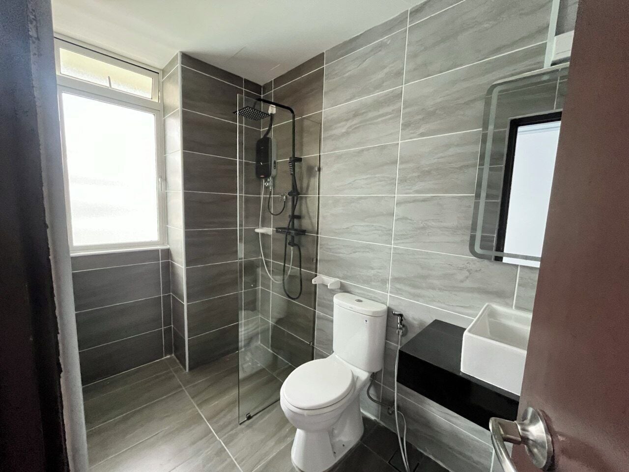 Shower, free toiletries, hair dryer, bidet