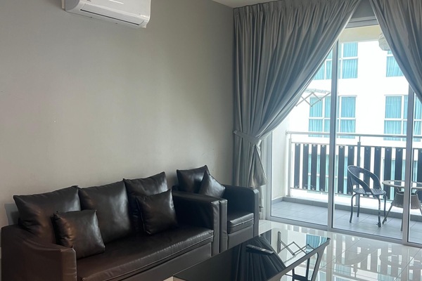 Near Mount Austin: Luxry Retreat 3BR 5Pax | Premium bedding, blackout curtains, iron/ironing board, free WiFi