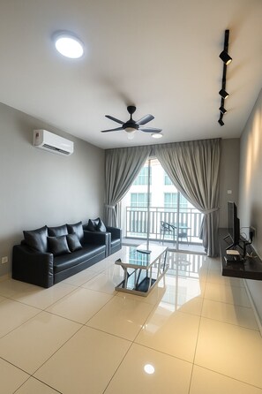 Apartamento de lujo, 3 habitaciones (Near Mount Austin: Retreat 5Pax) | Zona de estar | Una televisión de pantalla plana
