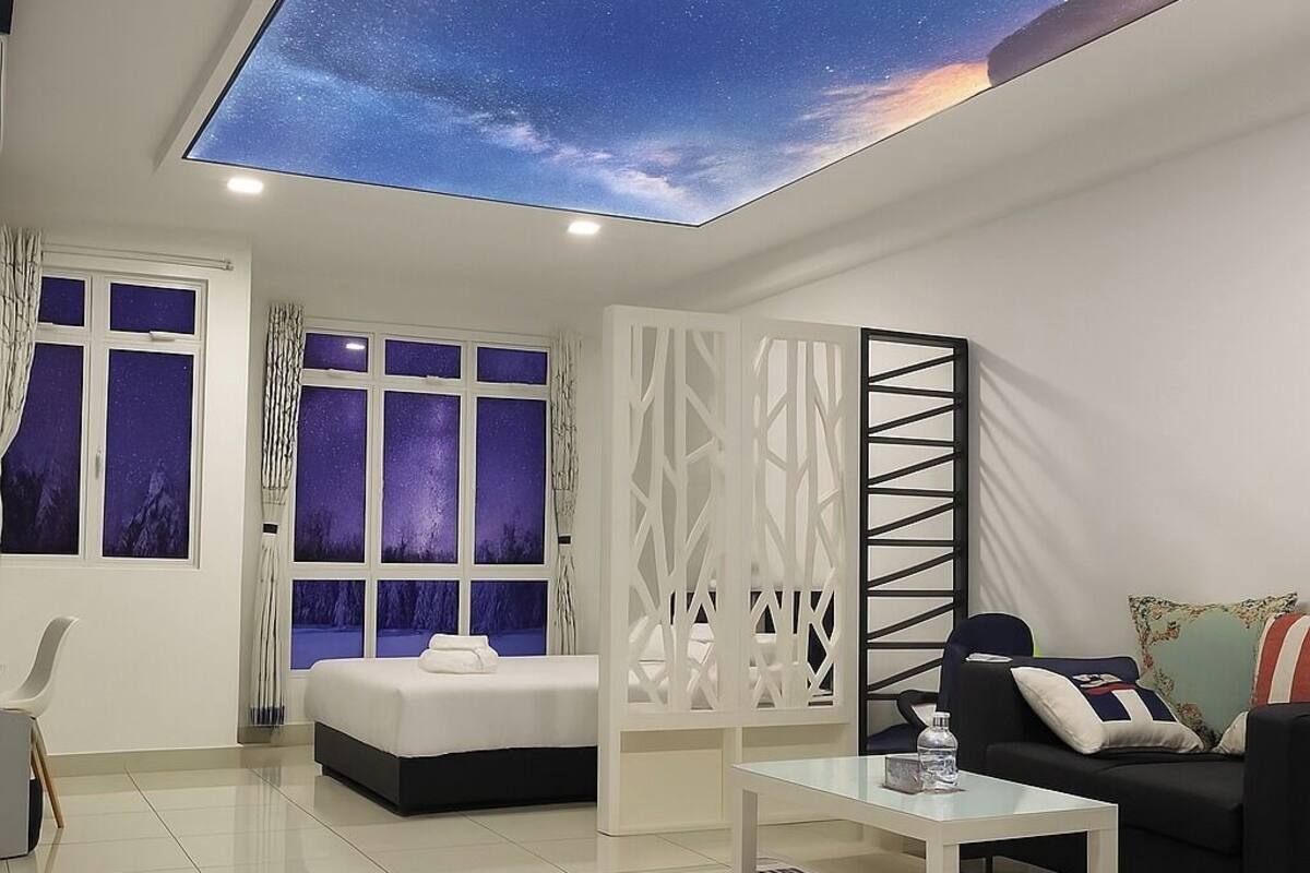 Estudio de diseñador | Decoración personalizada, muebles diferentes y cortinas blackout