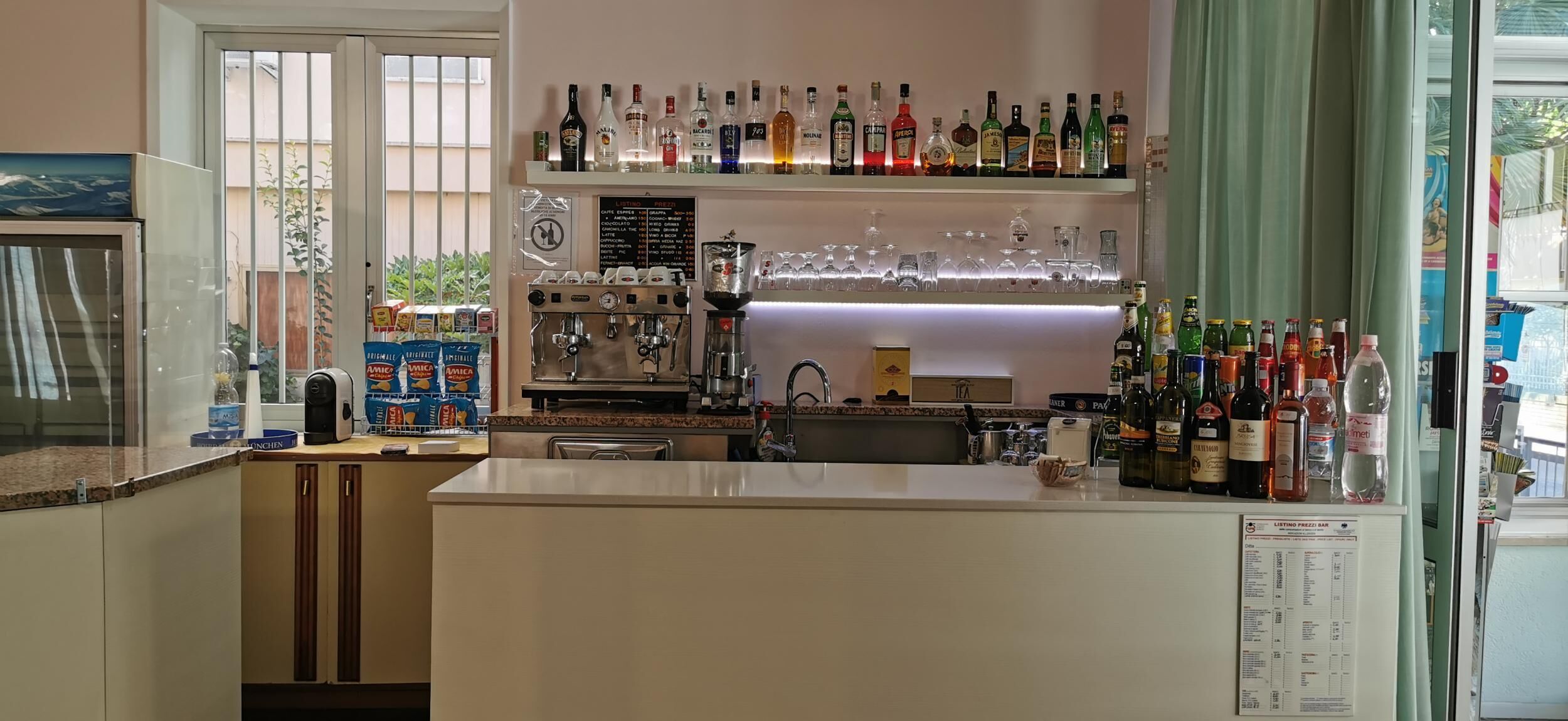 Bar (trong khuôn viên)