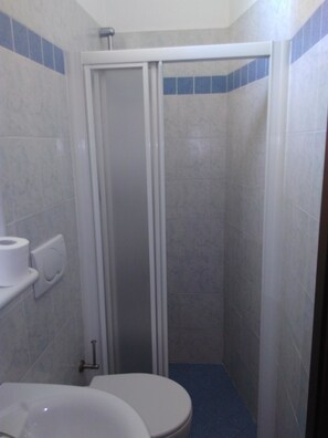 Double or Twin Room | Bathroom | Shower, rainfall showerhead, free toiletries, hair dryer - Hotel Nanni Garni (Rimini)