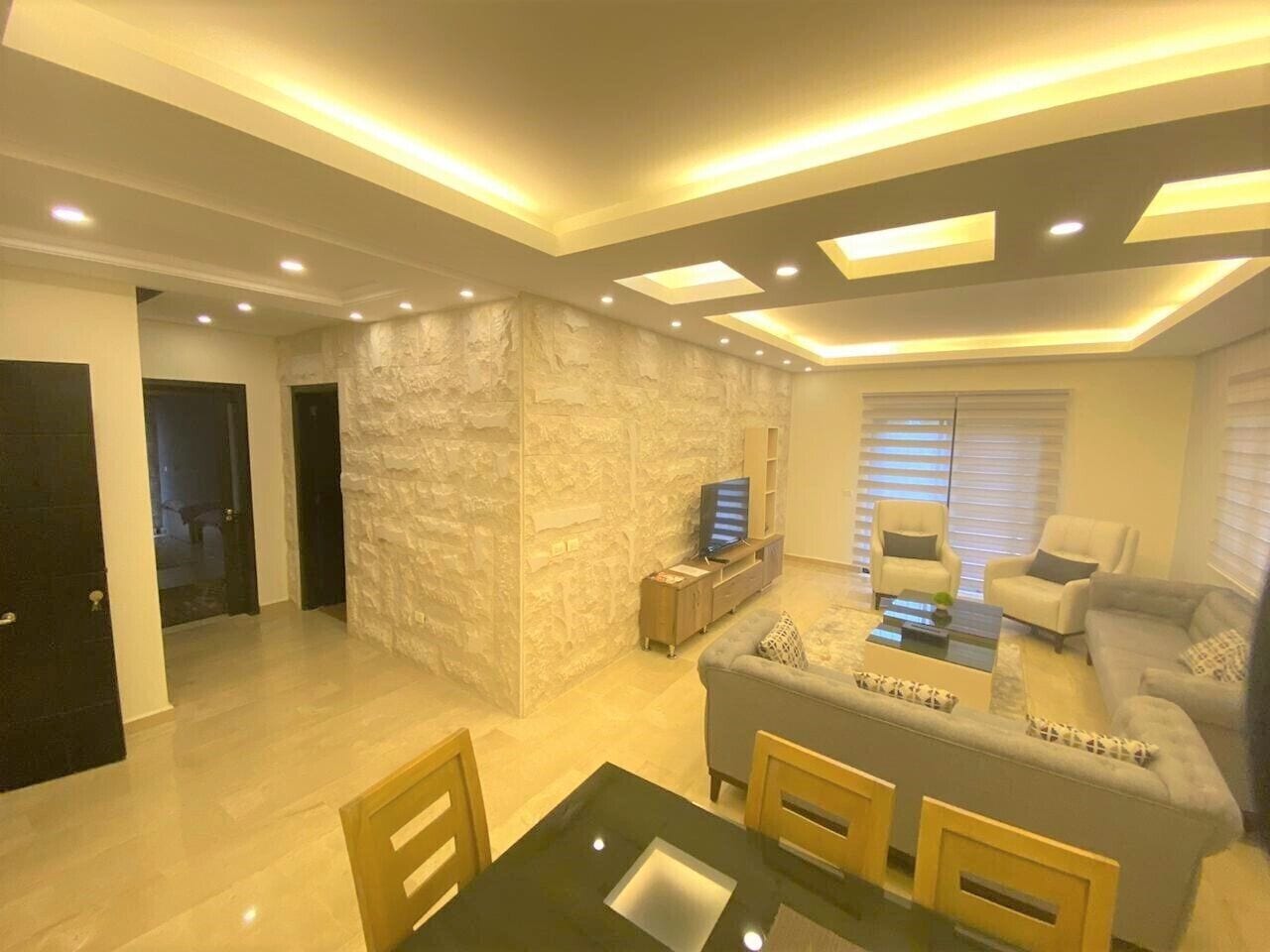 Luxury Apartment, Mountain View | Ruang tamu | 50 inci televisyen skrin rata dengan satelit, TV LED, pemain DVD