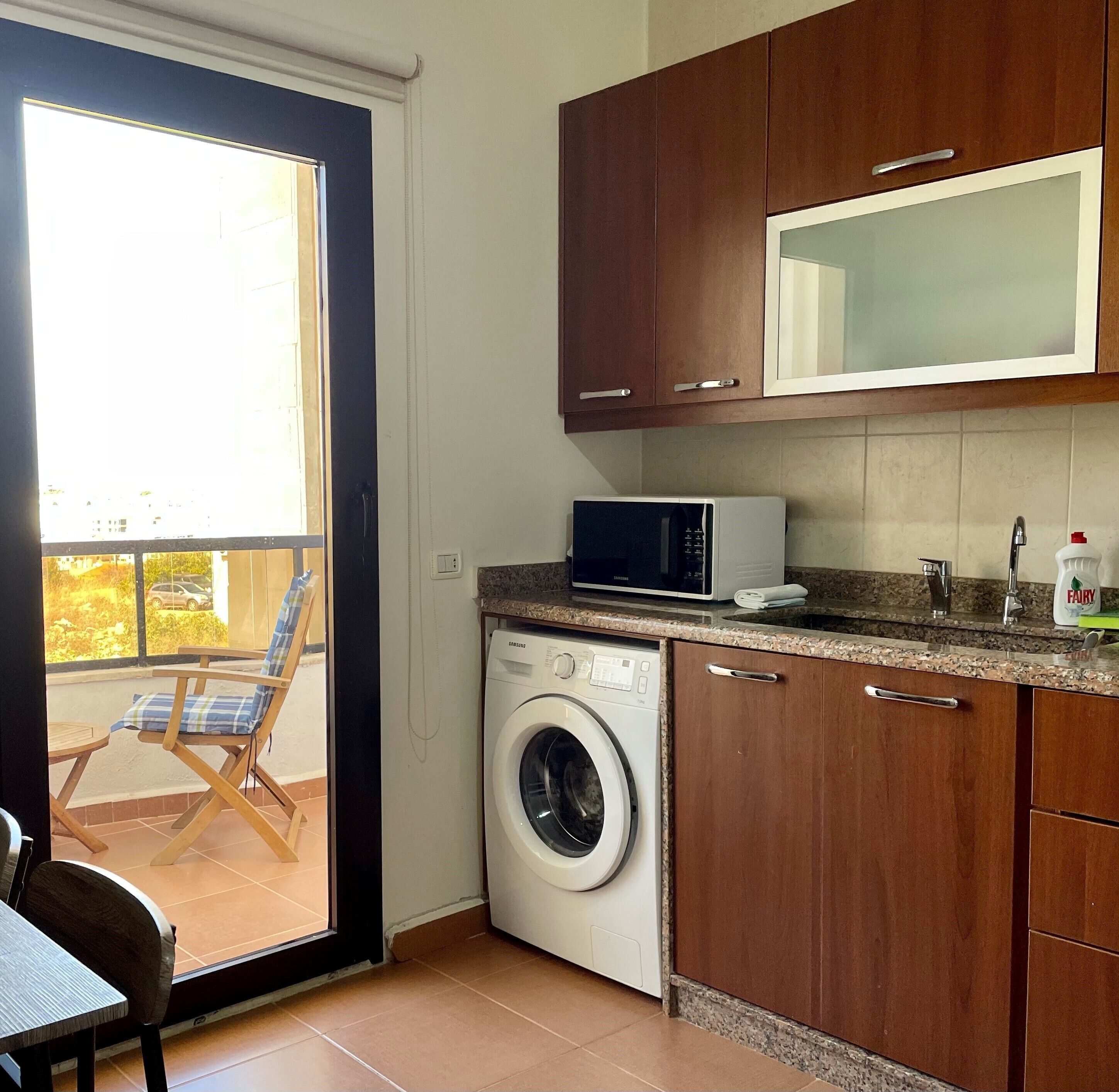 Departamento de lujo, vista a la montaña | Cocina privada | Refrigerador con congelador, microondas, horno y parrilla de estufa 