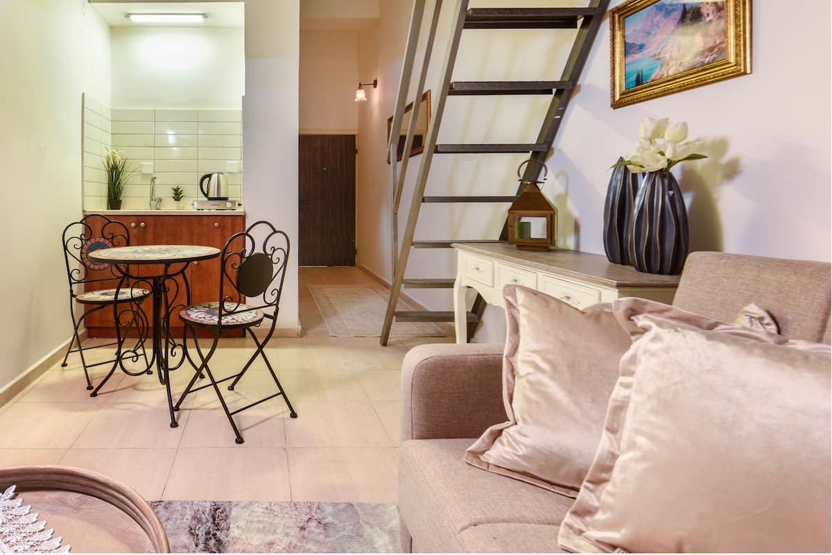 Gallery-Apartment, 1 Doppelbett und Schlafsofa, Nichtraucher | Wohnbereich | LCD-Fernseher