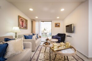 Attico, letti multipli, non fumatori, vista città | Soggiorno | TV LCD