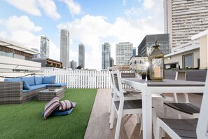 Penthouse, plusieurs lits, non-fumeurs, vue ville | Terrasse/Patio