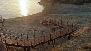 Una escalera de madera que baja a la playa.