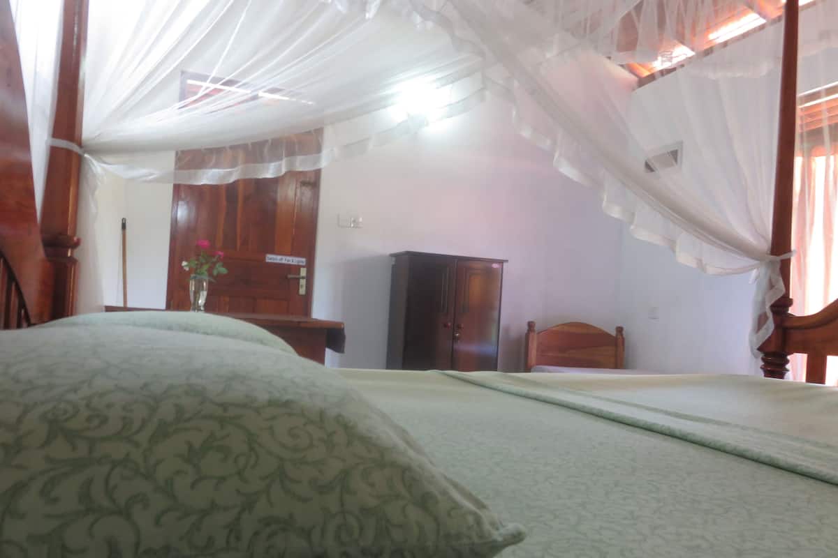 Family Room, Non Smoking | 6 bedrooms, desk, free WiFi, bed sheets