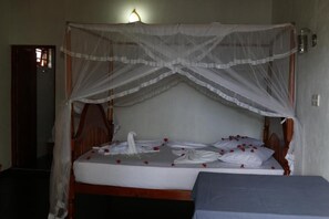 6 kamar tidur, meja kerja, Wi-Fi gratis, dan seprai linen