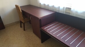 Fer et planche à repasser, lit de bébé (gratuit)