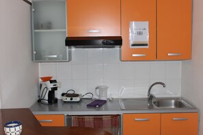 Full-size fridge, microwave, stovetop, cookware/dishes/utensils - Double H Ungheria (Palermo)