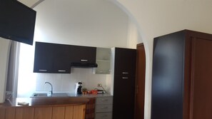 Großer Kühlschrank, Mikrowelle, Herdplatte