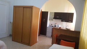 Chambre quadruple, cuisinette | Aire de séjour | Téléviseur à écran plat