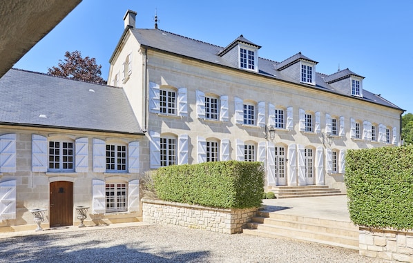 A large, historic building with multiple windows and a symmetrical facade. - Moulin Royale (Saint-Etienne-Roilaye)