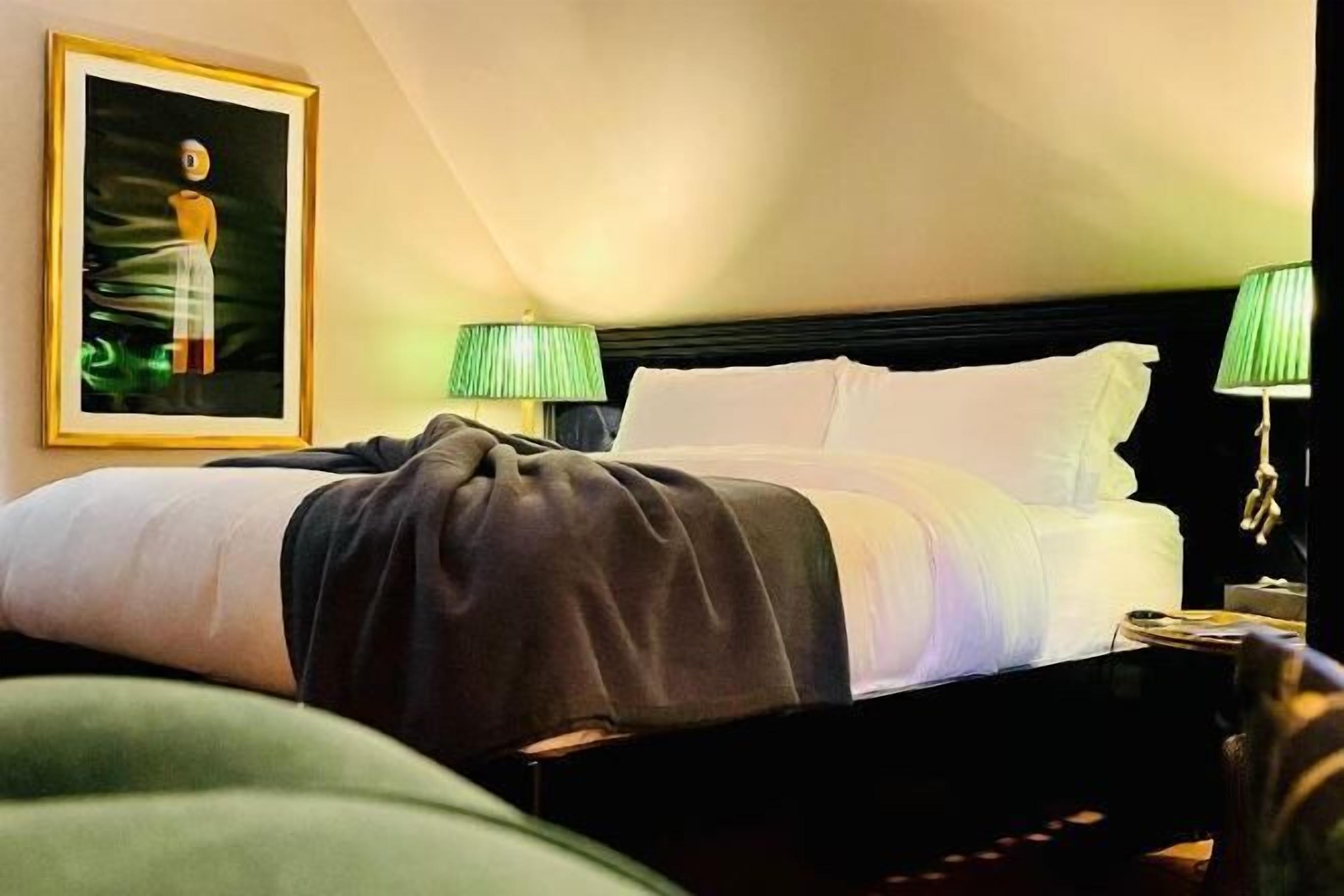 Minibar, caja de seguridad en la habitación y decoración personalizada 