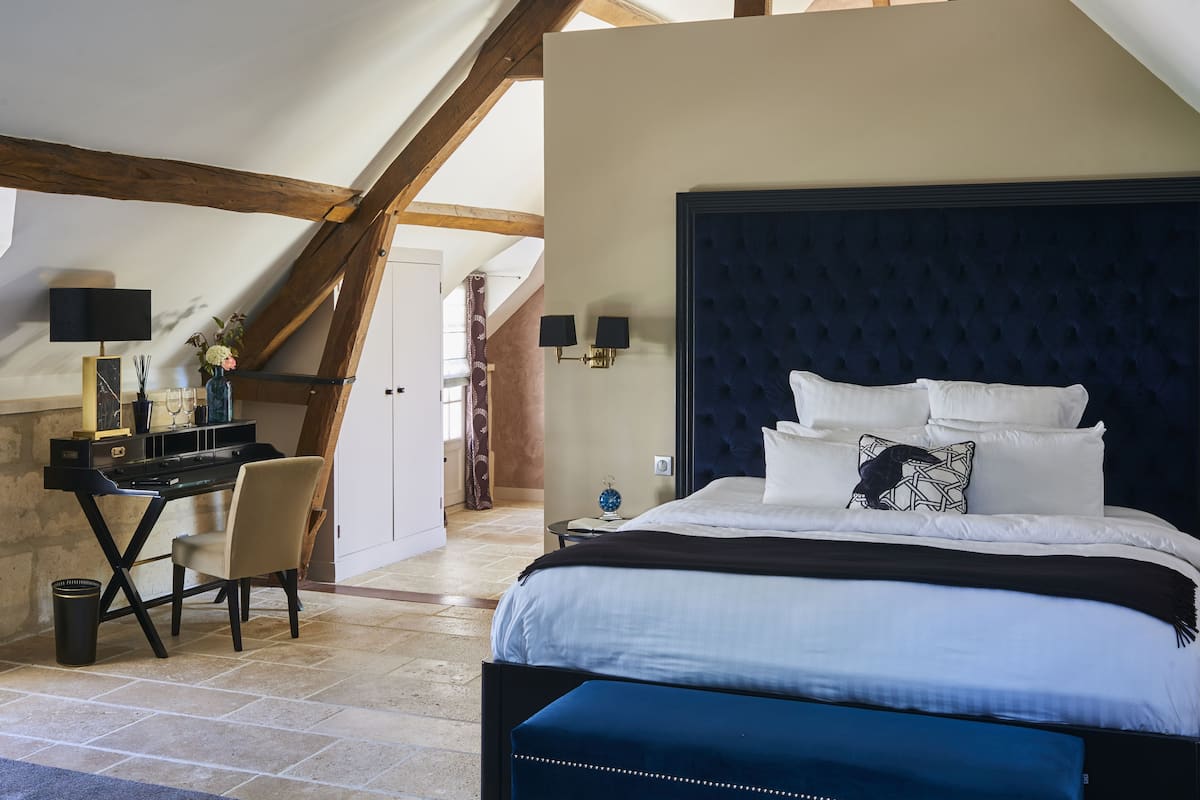 Suite, niet-roken | Een minibar, een kluis op de kamer, individueel gedecoreerd
