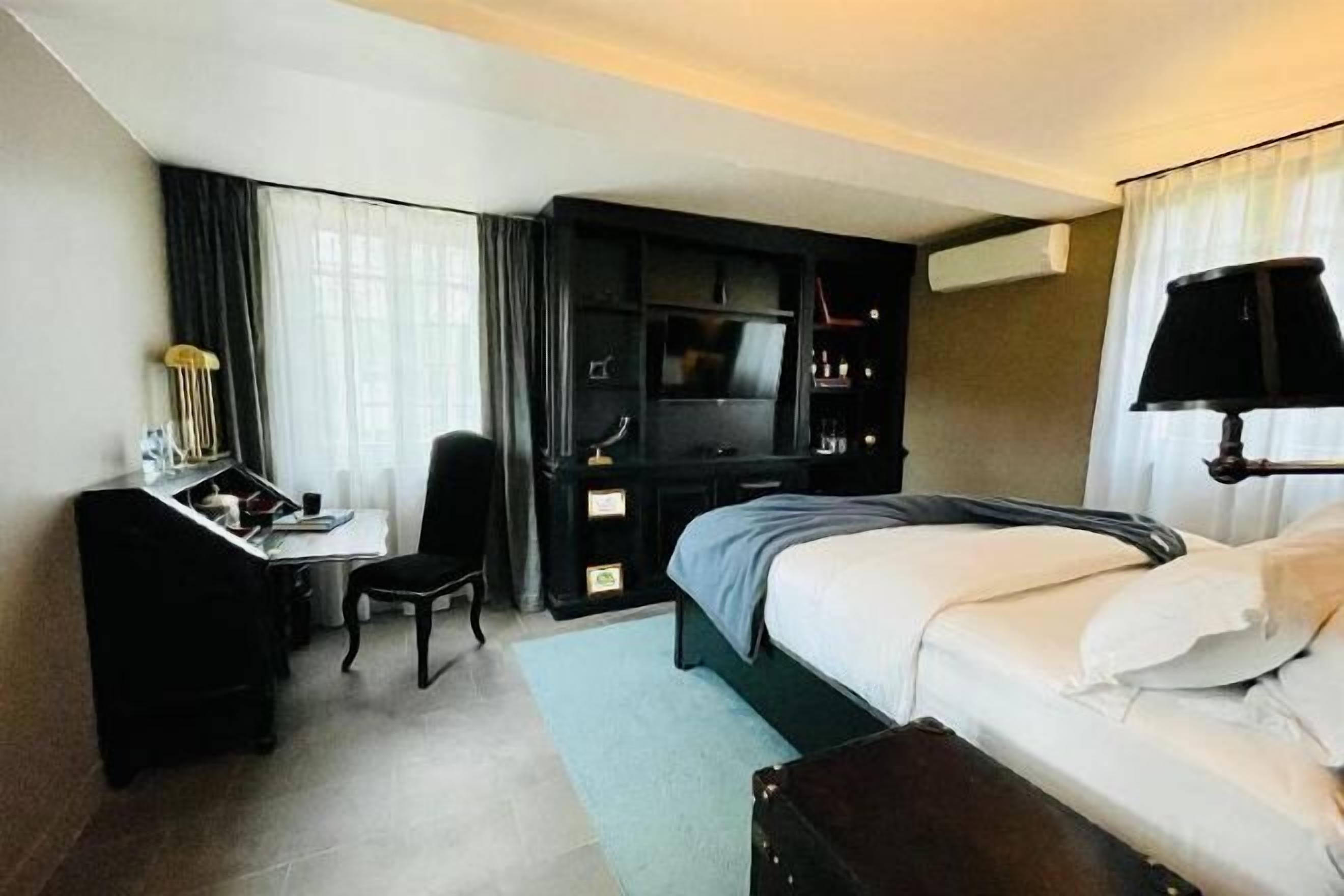 Minibar, in-room safe, individually decorated, individually furnished