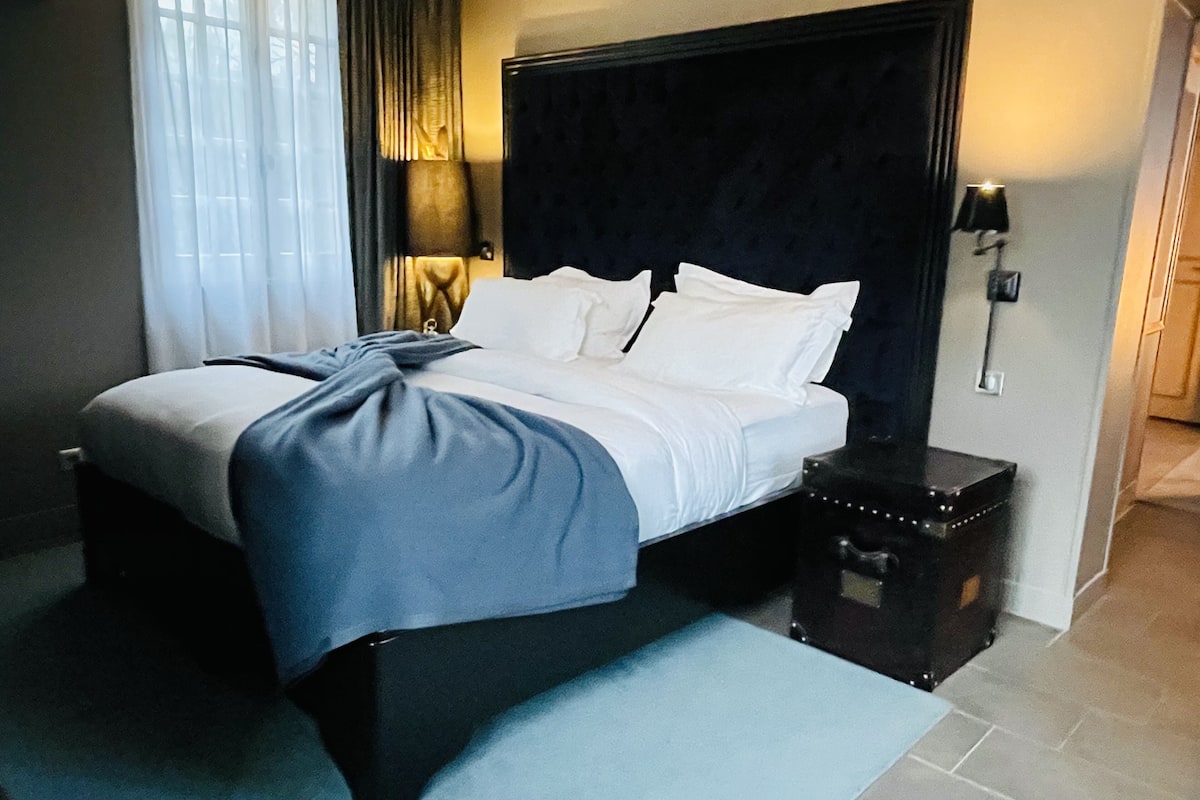 Deluxe kamer | Een minibar, een kluis op de kamer, individueel gedecoreerd