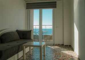 Suite familiar | Área de sala de estar | Televisión de pantalla plana y estéreo