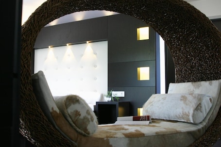 Ropa de cama hipoalergénica y caja de seguridad en la habitación . Hotel zur Promenade