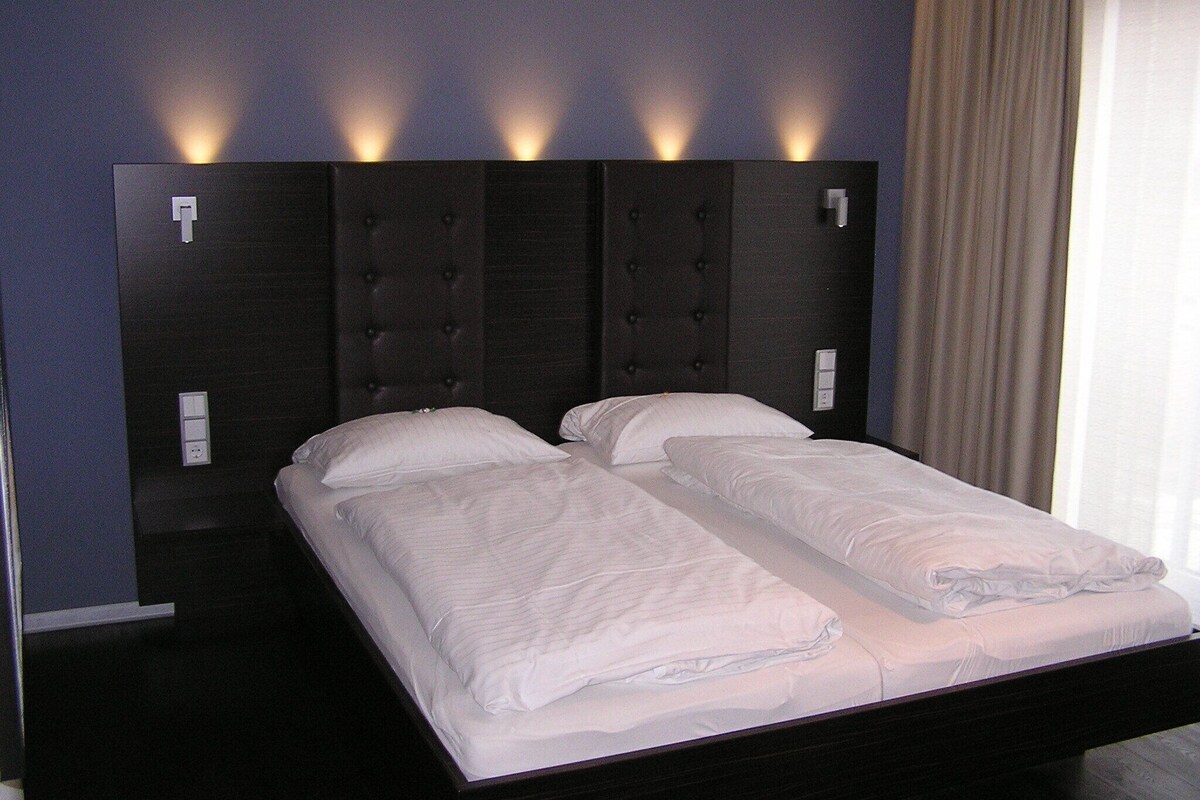 Hypo-allergenic bedding available, in-room safe, desk, blackout drapes