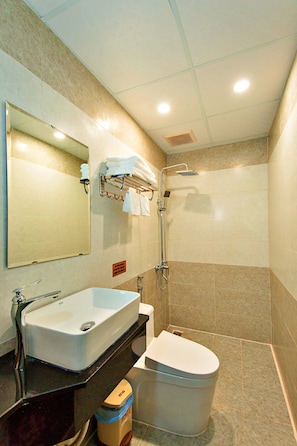 Shower, rainfall showerhead, free toiletries, hair dryer
