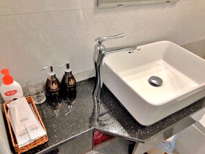 Regadera, regadera tipo lluvia, amenidades de baño gratuitas 