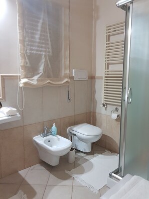 Basic Apartment, Kitchenette, Garden View | Bathroom | Shower, free toiletries, hair dryer, bidet