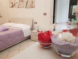Departamento básico, cocineta, vista al jardín | Ropa de cama de alta calidad y insonorización 