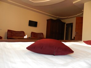 Luxury Single Room | Egyptian cotton sheets, premium bedding, in-room safe, desk - Gyumri Hotel (Gyumri)