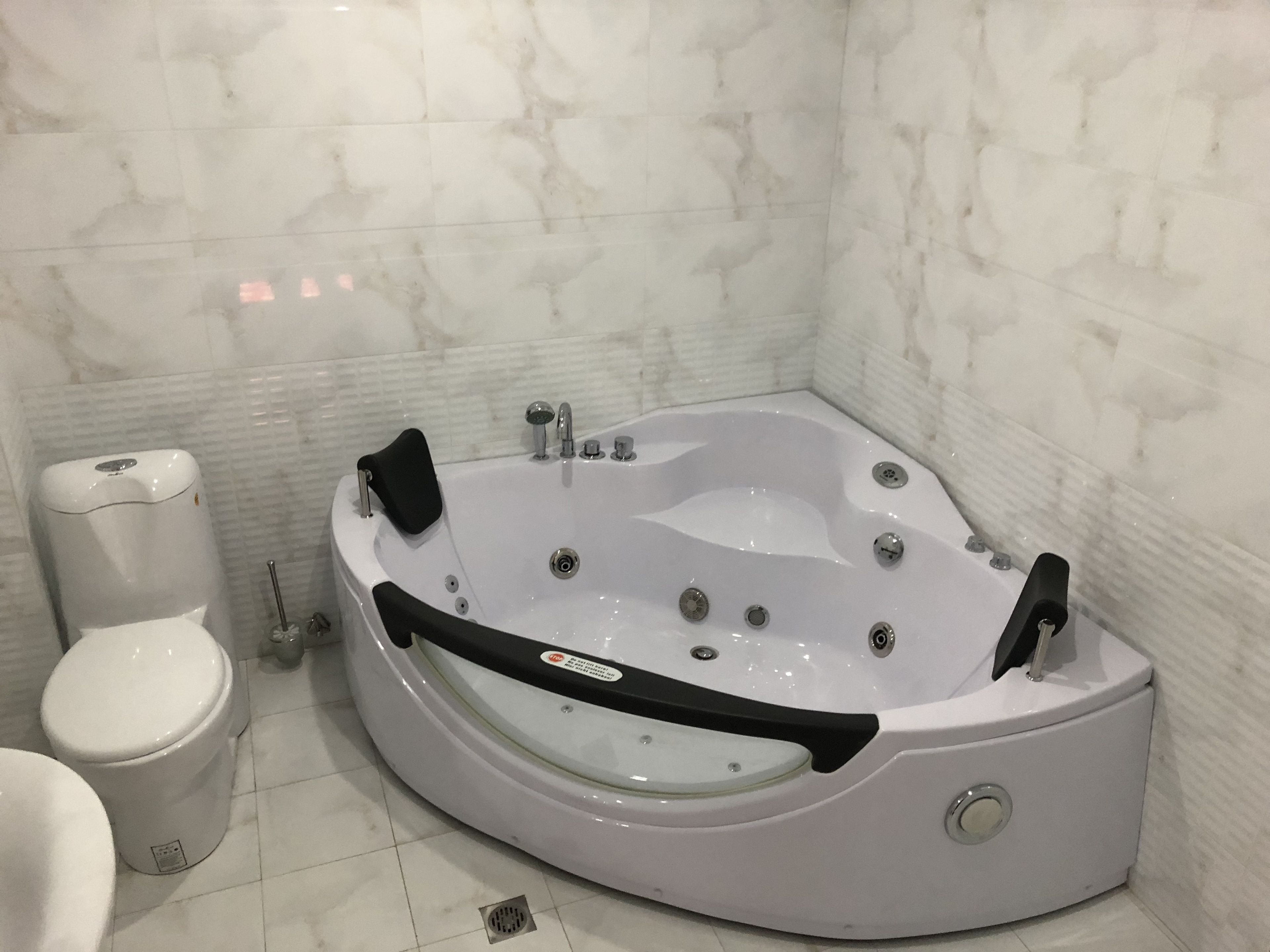 Een douche, een regendouche, designer toiletartikelen, een haardroger