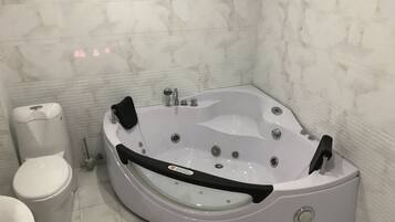 Een douche, een regendouche, designer toiletartikelen, een haardroger