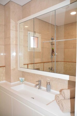 Departamento, 3 habitaciones | Baño | Regadera, regadera tipo lluvia, amenidades de baño gratuitas 