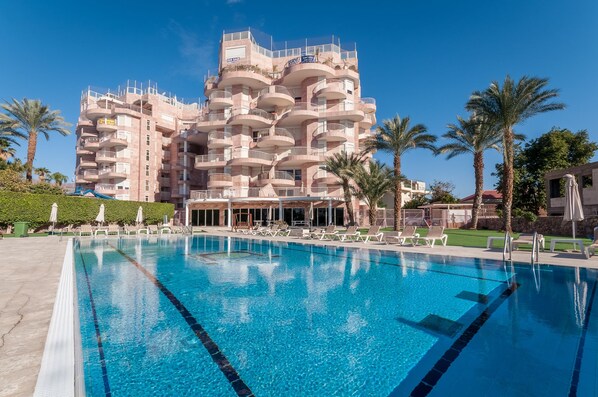 Outdoor pool - Renovated White 3BD next to Beach - Pool (Eilat)