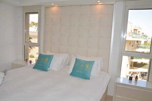 Apartment, 3 Bedrooms | 3 bedrooms, blackout drapes, soundproofing, iron/ironing board