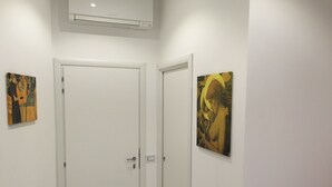 Unclassified image, 4 of 65, button - Picaflor (Milan)