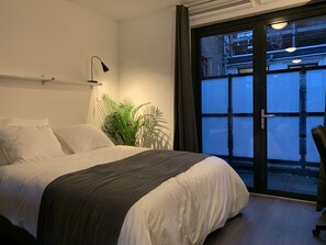 アパートメント バルコニー | 高級寝具、デスク、防音設備、アイロン / アイロン台