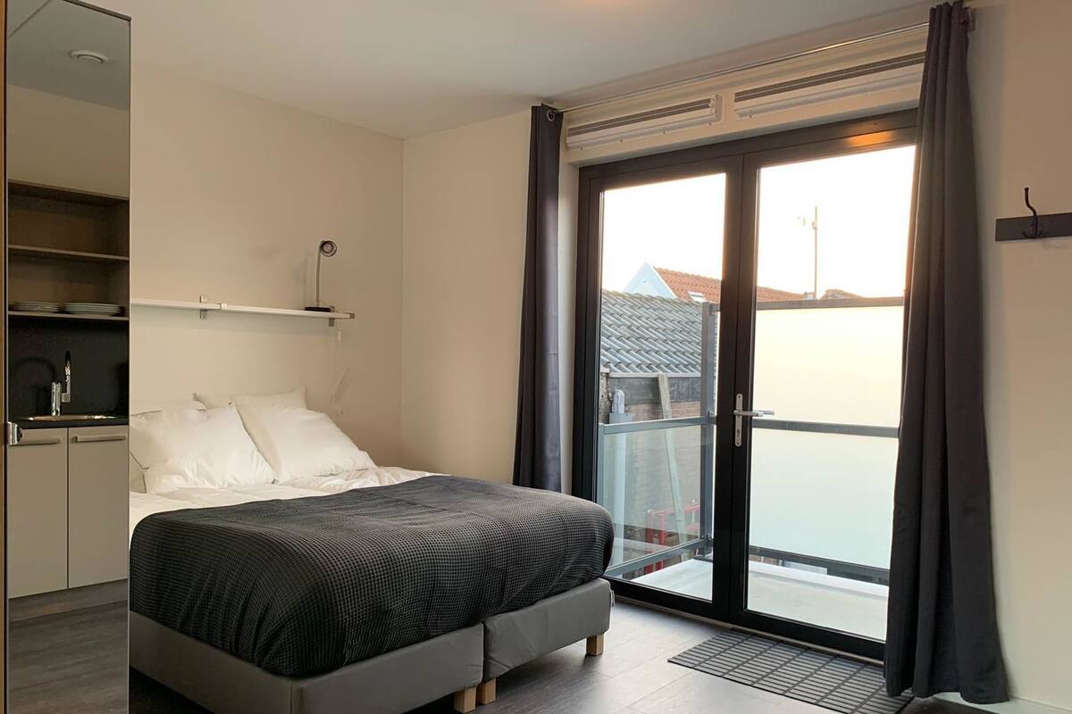 Premium bedding, desk, soundproofing, iron/ironing board (on request)