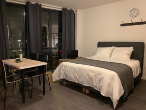 Premium bedding, desk, soundproofing, iron/ironing board - WoW Spacious loft Delft City Centre (Delft)