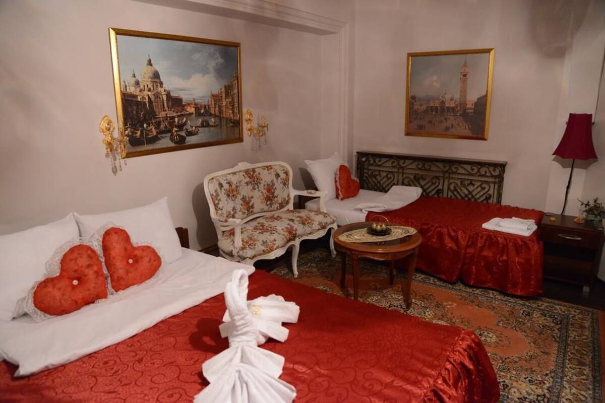 Comfort Triple Room | Peti besi dalam bilik, meja, kalis bunyi, Wi-fi percuma 