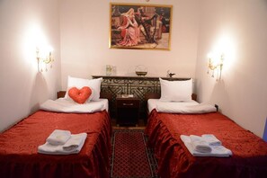 In-room safe, desk, soundproofing, free WiFi - Vivaldi Suites (Niš)