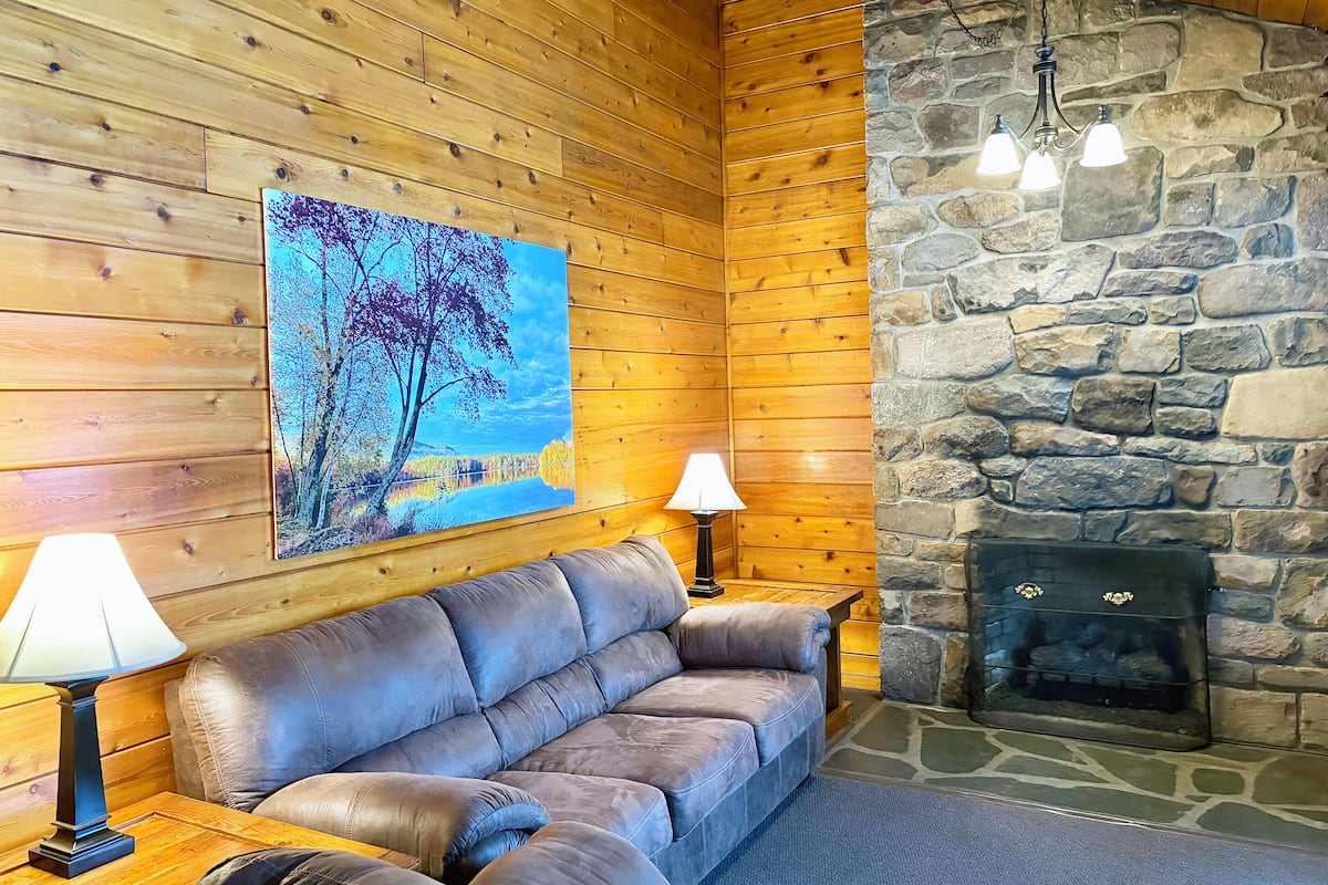 2 Bedroom Cottage 37 | Living room